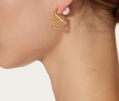 V pearl front back earring